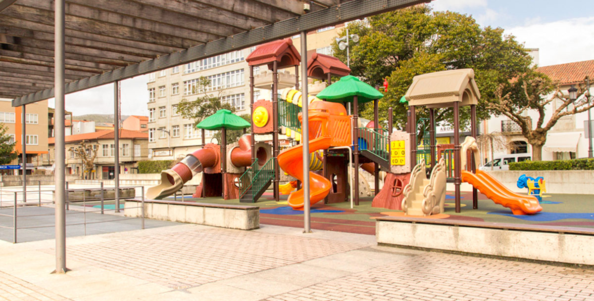 oziona parque infantil en la Plaza de Galicia de Boiro