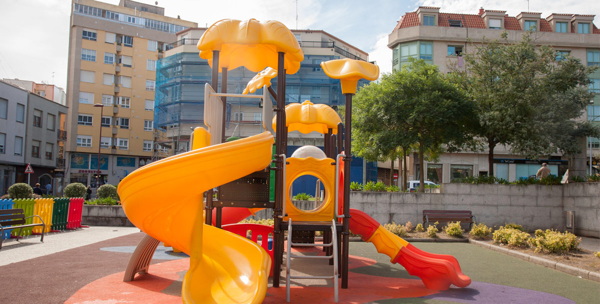 oziona parque infantil en la plaza do Centenario (Riveira)